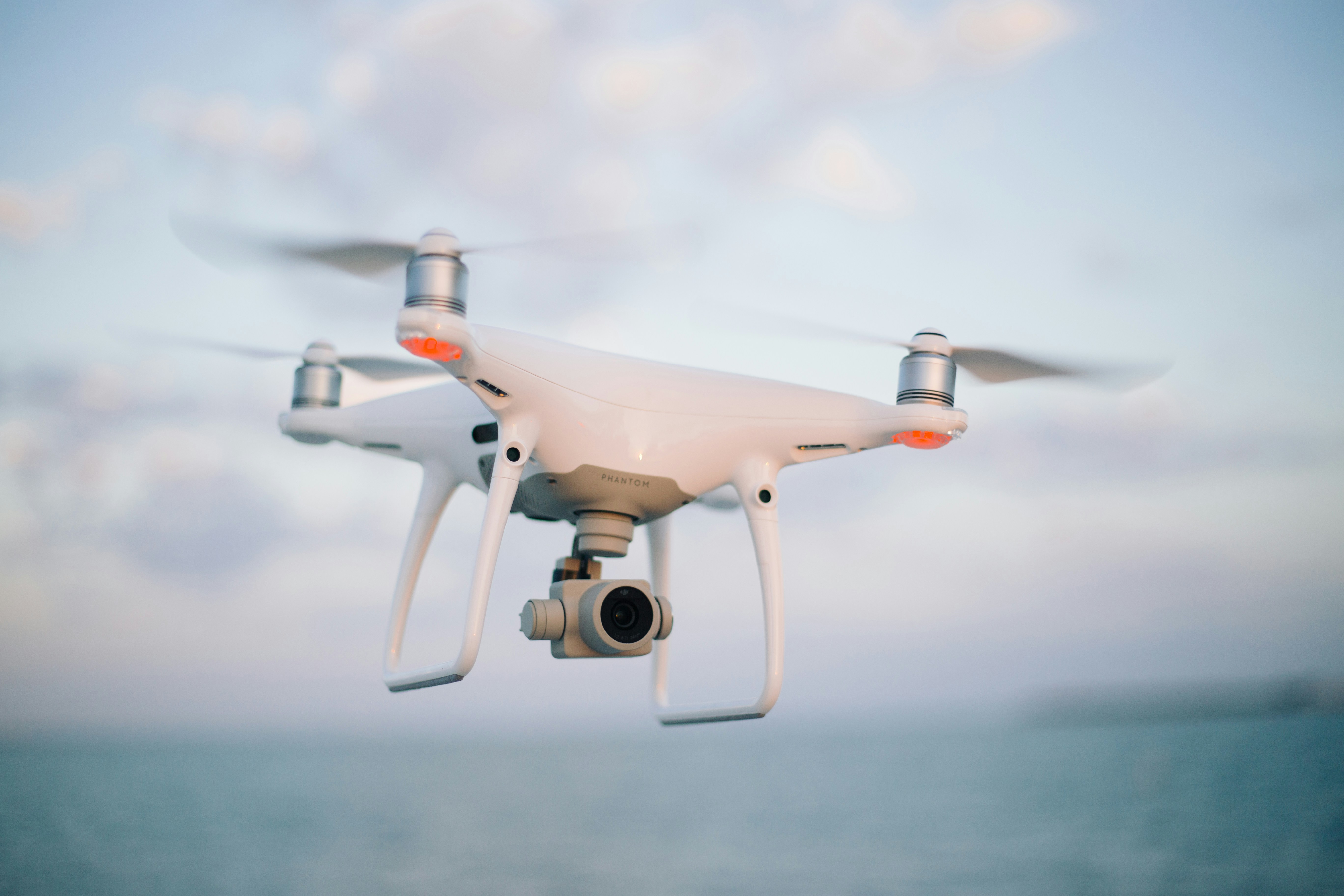 Fermetures d'aéroports, IA d'essaims et expansion maritime : renseignements drones de cette semaine
